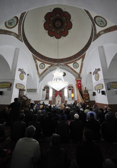 <p>Camilerde namaz kılıp, dua eden vatandaşlar, okunan Kur'an-ı Kerim ve ilahilerle, kandilin manevi atmosferini yaşadı.</p>