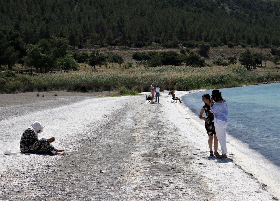 <p>Burdur Valisi Şerif Yılmaz, AA muhabirine yaptığı açıklamada, Salda Gölü'nün turizm merkezi olma yolunda hızla ilerlediğini belirtti. </p>
<p> </p>