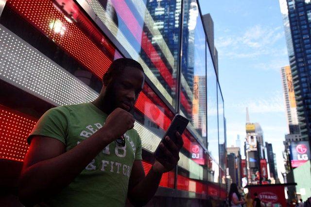 <p>Sevgililer arasında “Pokemon avına neden gitmiyoruz” tartışmaları yaşanıyor. Sokakta karşılaşan oyuncular birbirleriyle “Rastgele” diyerek selamlaşıyor. </p>

<p> </p>
