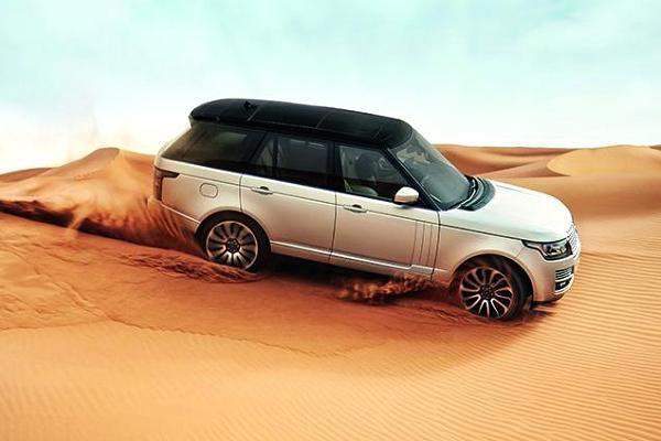 <p><strong>Range Rover</strong><br /><span style="line-height: 13pt;">Bir off-road efsanesi olan Range Rover'ın son modeli, ileri arazi sürüş sistemi, ışığa duyarlı farlar ve ısıtmalı ön cam gibi özelliklere sahip.</span></p>