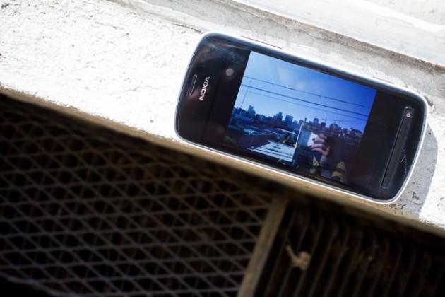 808 PureView, yerini Windows Phone’a bırakan, Nokia’nın eski işletim sistemi Symbian ile çalışıyor. Ancak PureView’de öyle bir özellik var ki, işletim sistemini unutturuyor: 41 mega piksel kamera. Bu özellik PureView ne kadar iyi bir telefon bunu bize tek başına söyleyemez ama analistlerin önemli bir tavsiyesi var: Eğer fotoğraf çekmek istiyorsanız, bu telefonu aklınızın bir köşesine yazın.