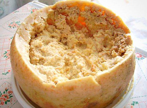 <p><strong>9. Casu Marzu - İtalya</strong></p>

<p>Canlı sinek larvalarıyla dolu fermente bir koyun peyniri olan Casu Marzu, oldukça sert ve aromalı bir tada sahip.</p>
