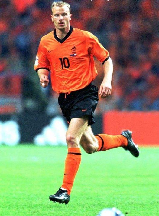 <p>Dennis Bergkamp<br /><br />Ajax'ın futbol dünyasına armağanlarından Dennis Bergkamp, 12 yaşındayken giymeye başladığı Ajax formasıyla UEFA Kupası'nın yanı sıra bir de lig şampiyonluğu yaşadı. Üstün performansıyla Avrupa'nın dikkatini çeken Bergkamp, önce İnter'e, 1995'te ise Arsenal'e transfer oldu. FIFA tarafından iki kez yılın en iyi oyuncusu seçilen yıldız oyuncu, üstün tekniği ve uzun mesafeli isabetli şutları ile tanınırken, Brezilyalı efsane oyuncu Pele'nin yaşayan en iyi 100 oyuncu listesinde de yer aldı. </p>
