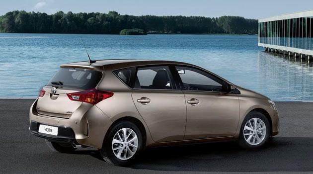 Toyota Auris 1.4 D-4D Sınıfı: C - 90 hp, 205 nm - M/M, 6 ileri, yarı otomatik Ortalama Tüketim: 4,8 Başlangıç Fiyatı: 49.100 YORUM: 2013 başında kasa değiştiriyor. Bu sınıfın en güçsüz motoruna sahip, bagajı küçük ve ön konsolu pek sevilmiyor. Fiyat uygun.