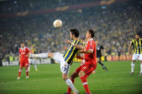 <p><strong>GÖKHAN’A MADRİD KANCASI</strong><br />Yerliler arasında taraftarın göz bebeği olan bir diğer isim de Gökhan Gönül... Özellikle Benfica maçında kendini riske edercesine tekmeye kafa uzatması, F.Bahçeliler için onu ayrı bir noktaya getirmişti. Ancak Gökhan’ın ‘gönlü’ bu kez Avrupa’ya kaymış gibi. Çünkü Arda Turan’ın çıkış yaptığı A.Madrid ve 2 İngiliz takımından gelen teklifler masada duruyor. Gökhan’ın bonservis konusunu çözerse, Avrupa’ya gidebileceği belirtildi.</p>