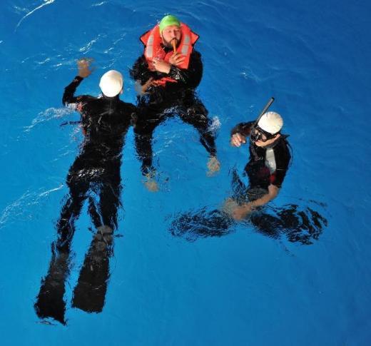 <p>Savaş, afet ve olağanüstü hallerde görev yapacak operasyonel muhabirler yetiştirmek amacıyla düzenlenen programda kursiyerlere, suda hayatta kalma ile kırsal alanda güvenli intikal, kaçırılma ve rehin alma olaylarına karşı alınabilecek tedbirler gösterildi.</p>