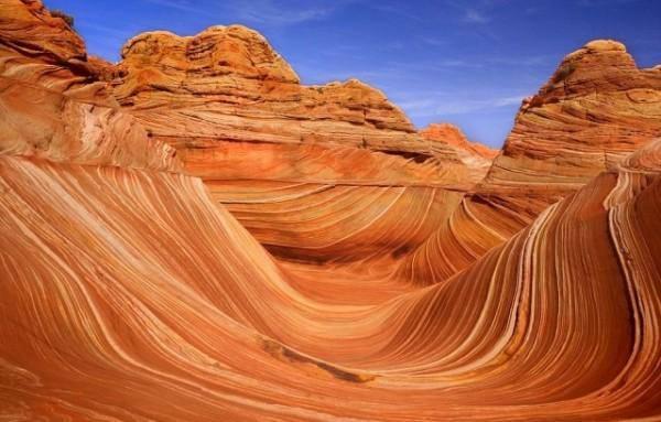<p>The Wave, Utah, ABD 19 Milyon yaşındaki Navajo kum taşının dalga şeklinde aşınmasıyla oluşmuş kayalar.</p>