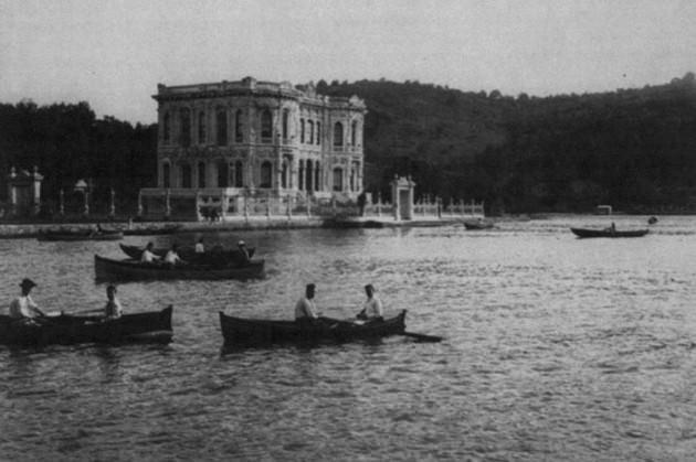 <p>Dünyaya yön veren devletlere başkentlik yapan İstanbul, her dönemin gücünü ve kültürel yapısını içinde barındırıyor. Bu güzel şehirde bir tarihi yolculuğa çıkmak ister misiniz? Yaşlılardan sürekli "Ah nerde o eski İstanbul" serzenişlerini çok fazla duymuşsunuzdur. Büyük devletlerin başkentliğini yapmış bu özel şehir, antik çağlardan günümüze kadar binlerce yılın kültürel etkilerini de hâlâ koruyor.</p>