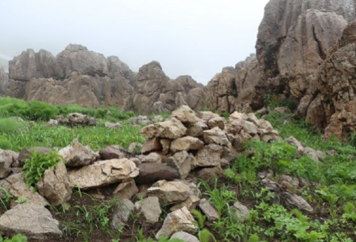 <p>İZLEME KOMİSYONLARI DA BÖLGEDE Bu arada, geri çekilmenin her hangi bir provokasyonla karşılaşmaması için BDP de tedbir aldı. Süreci izlemek için Hakkari'de kurulan komisyonlardan biri de Şemdinli 'de görev aldı.</p>