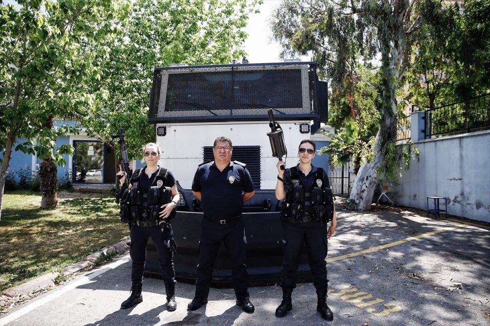<p><strong>"Yoğun gaz altında maskemizi takıp, dinlenmeye devam ettik"</strong></p>
<p>Çınar, büyük toplumsal olaylarda kendilerinin de gazdan etkilendiğini, bir seferinde gaz maskesinin mini filtresini değiştirmeye fırsat kalmadan gaz sıkıldığını ve sürünerek gittiği havuza başını soktuğunu, yerde sürünmekten üniformasının yırtıldığını anlattı.</p>