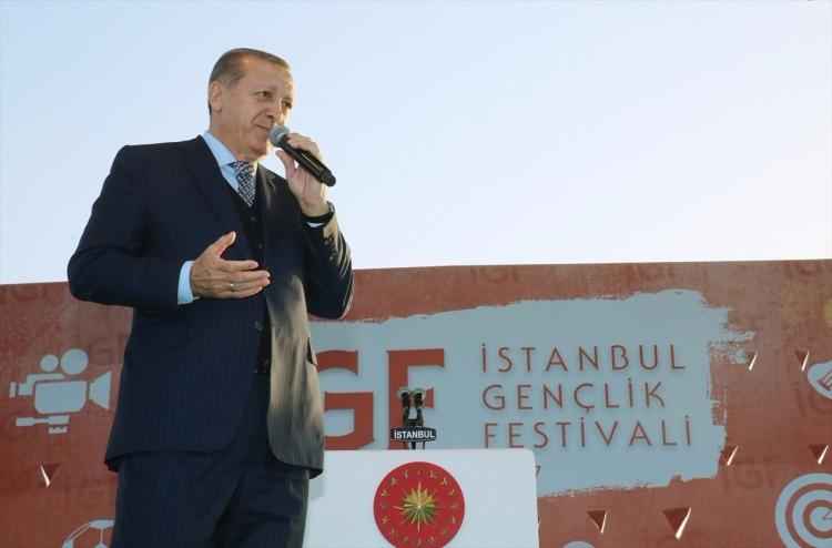 <p>Festivalde Erdoğan herkesle ilgilendi...</p>
