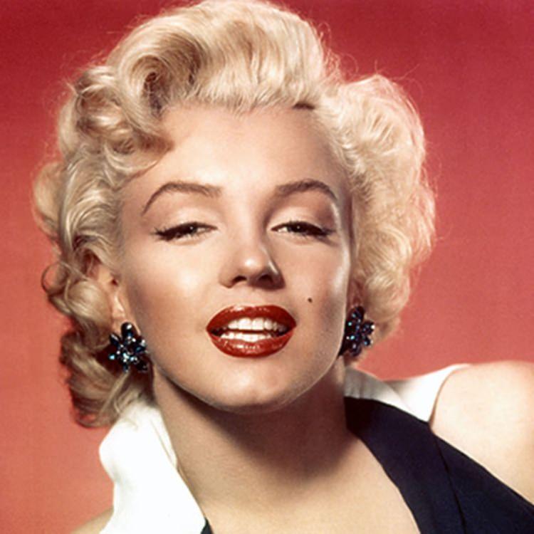 <p><strong>Marilyn Monroe</strong></p>

<p>Monroe denildiğinde akıllara ilk gelen kırmızı rujlu dudaklarıdır. Makyözler kırmızı ve dolgun görüntüyü yakalamak için 5 ton kırmızı ruju karıştırıyormuş. Dudakaların dış kısmına koyu kırmızıla ortasına ise açık kırmızı ile dolgun bir görüntü elde ediyorlarmış.</p>
