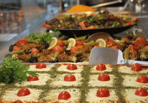 <p>Böylelikle bir patlıcandan dahi bin çeşit yemek yapılan Osmanlı mutfağına ait yemeklerin bir bölümünü halen Anadolu'nun köylerinde ve bazı restoranlarda az da olsa görülse bile o dönemde pek kayıt tutulmadığı için ne yazık ki bu lezzetli yemeklerin büyük bir bölümü unutulmaya yüz tutmuş durumda...</p>