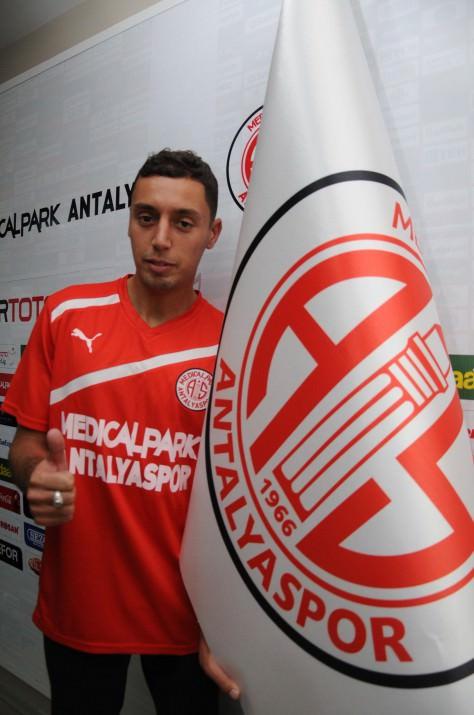 ISMAIL AISSATI (ANTALYASPOR) Hollanda'da PSV, Twente, Ajax ve Vitesse formaları giyen hücuma yönelik orta saha oyuncusu Ismail Aissati, Antalyaspor'a katıldı.