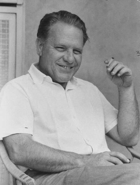<p>Bir kadının en güzel aşk mektupları hep ihanet ettiği erkeğe yazdıklarıdır. Lawrence Durrell</p>