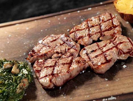 STEAK HOUSE FURYASI Eti seven bir milletiz. Dolayısıyla steak house’ların ilgi görmesi gayet normal. Özel eti, ekmeği ve soslarıyla büyük ilgi gören steak house’ların sayısı hızla artıyor. Nusr-Et, Burger House ve Günaydın Et markaların öncülüğünde büyüyen pazarda hala iş potansiyeli var. Türkiye’de kişi başına yıllık 12 kilo et tüketiliyor. Avrupa’da ise 62 kilo. Ekonomik koşulları göz önüne alsak bile aradaki tüketim farkı çok ciddi. Bu bile pazarın potansiyelinin ne kadar büyük olduğunu gösteriyor. Steak ve gurme burgerin her geçen gün daha da yayılması bekleniyor. Bu alanda faaliyet gösteren şirketlerden bazıları kendi çiftliklerini bile kurdu.