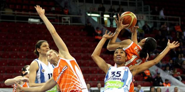 - İstanbul'da düzenlenen Basketbol FIBA Kadınlar Avrupa Ligi Sekizli Finali'nin üçüncülük maçında Fenerbahçe, Rusya'nın UMMC Ekaterinburg ekibine 75-68 yenilerek 4. oldu… Galatasaray Medical Park ise Rusya'nın Sparta&K Moskova Region takımını 73-71 yenerek 5. sırayı aldı.