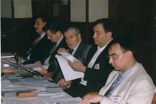 Global markalarla ortaklık kurdu: Yıldız Holding şirketleri dünyanın önemli şirketleriyle yüzde 50-50 ortaklıklar kurdu. İlk yabancı ortaklığı 1993’te Avrupa’nın en büyük nişasta üreticisi Cerestar. 2003’te İsviçreli Hero ile birlikte Türkiye’nin ilk yerli bebek maması fabrikası kuruldu. 2005’te Amerikalı Kellogg’s ile ortaklığa imza attı, kurulan Kellogg Med şirketiyle Türkiye’de kahvaltılık gevrek üretimi başladı. 2009’da Avrupa’nın en büyük sakız firmalarından biri olan Gumlink ile Continental Confectionery Company’i kurarak, sakız ve şekerleme üretimi başladı. 2010’da Avrupa’nın önde gelen çay üreticilerinden Laurens Spethmann Holding AG & Co. KG (LSH) ile ortaklık yaparak, Milford Yıldız şirketi kuruldu. Aynı yıl global bir baharat firması olan McCormick ile Türkiye’de yeni bir şirket kurmak için anlaştı. Ayrıca meyve suyu üreticisi Eckes-Granini Group ile ortaklık anlaşması imzalandı. 2011’de İsveçli hijyen ve kâğıt devi SCA, Komili Kâğıt A.Ş’nin yarısına ortak oldu.