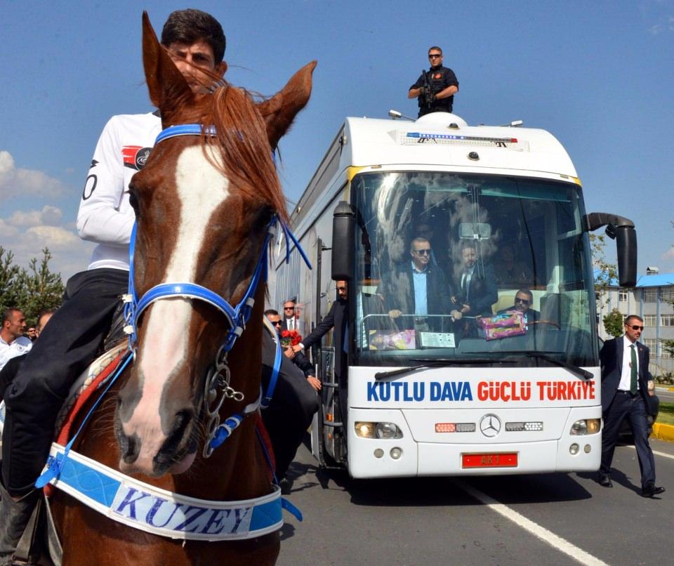 <p>Cumhurbaşkanı Recep Tayyip Erdoğan bugün saat 13.00'te Erzurum'a geldi. </p>
<p> </p>