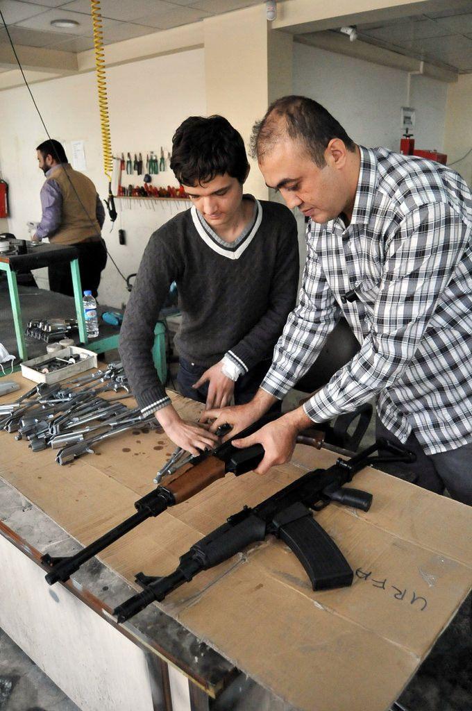 <p><strong>YİVSİZ AV TÜFEĞİ</strong></p>
<p>Sektördeki silah modelleri üzerinde de çalışmalar yapan Dağlıoğlu, bir süre öne başlattığı projeyle kalaşnikof marka silah modelinden 4140 çelik kasadan yivsiz av tüfeği üretimine başladı.</p>