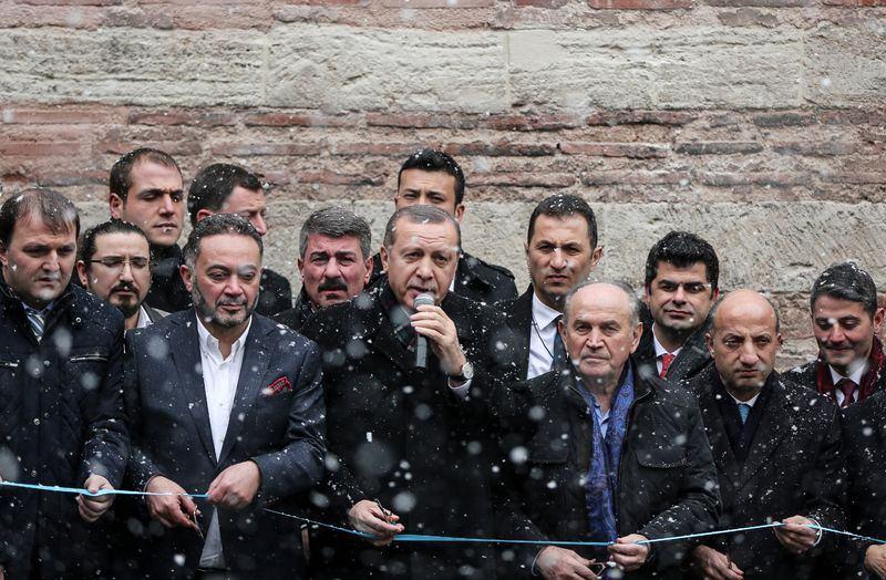 <p>Yoğun kar yağışı altında Eminönü`ne gelen Cumhurbaşkanı yine kar yağışı altında kısa bir açılış konuşması yaptı. Erdoğan, böyle bir müzesinin medresenin restorasyonundan sonra açılışını yapmaktan büyük mutluluk duyduğunu söyledi. </p>