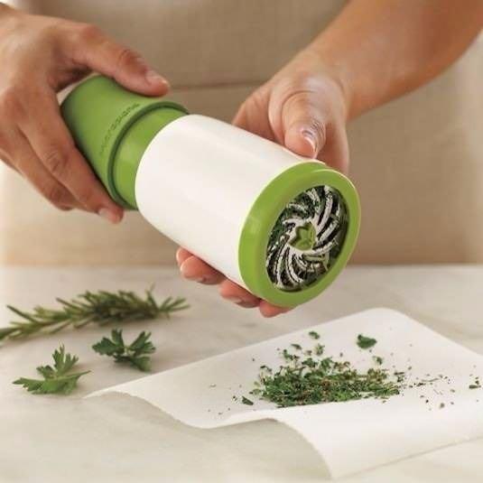 <p>Bitki Değirmeni</p>

<p>Taze bitkileri kullanmak artık daha kolay! Bu bitki değirmeni aslında karabiber öğütücüsüyle aynı, ancak taze bitkileri öğütmek için tasarlanmış</p>
