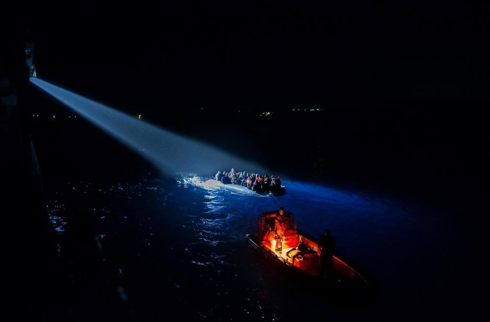 <p>Yılın Haber Fotoğrafı Mansiyon ödülünü, Sahil Güvenlik gemisi "Umut"un, Yunanistan'a botla geçmeye çalışan sığınmacıları kurtarma çalışmaları sırasında çektiği fotoğraf ile EPA'dan Tolga Bozoğlu aldı.</p>
