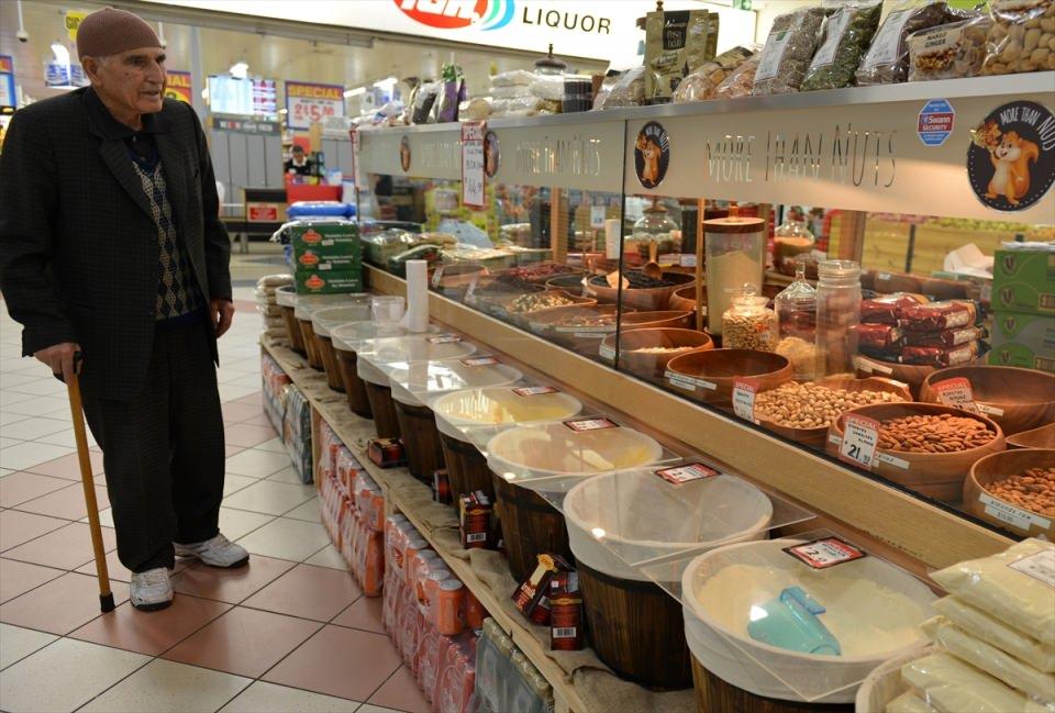 <p>Yaşadıkları bölgedeki Türk marketlerinde aradıkları her şeyi bulabildiklerini ifade eden Seher Bayram, "Burası çok güzel. Türkiye’de bulacağımız her şeyin aynısı var, memnunuz hazırlığımızı yapıyoruz." ifadelerini kullandı.</p>
<p> </p>