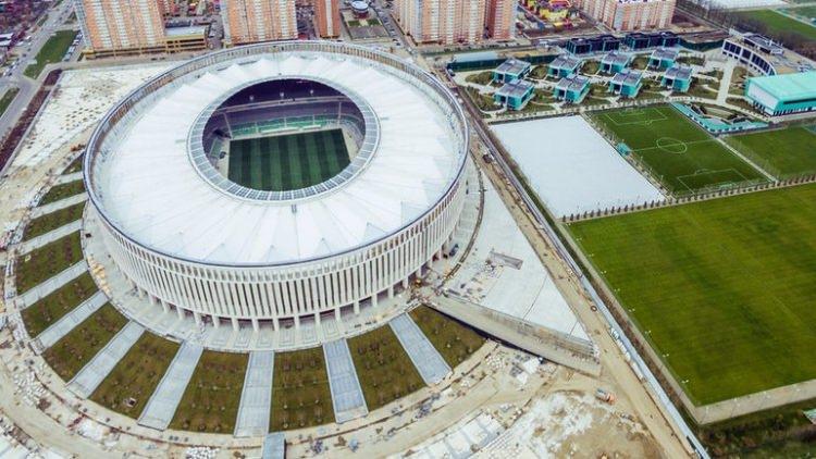 <p>KRASNODAR YÖNETİMİ'NDE TÜRK İŞADAMI BAHATTİN DEMİRBİLEK AKTİF BİR ROL OYNUYOR<br />
<br />
Krasnodar'ın Başkanı Sergei Galitsky'nin en güvendiği isimlerden biri Türk işadamı Bahattin Demirbilek. Demirbilek takımın kısa sürede gösterdiği başarının ve yaptıkları stad sayesinde bu gururun takımda sadece Rusya'nın değil kendisinden dolayı Türkiye'nin de başarısı olarak algılandığını belirtti. Türkiye ile Rusya arasındaki dostluk ilişkisine sportif anlamda katkı sağlamaya çalıştığını belirten Türk iş adamı, transfer dönemi için bir çok Türk futbolcuyu da mercek altına aldıklarını söyledi.</p>