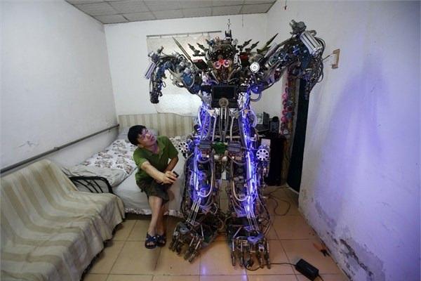 <p><strong>Odadan çıkamayan robot</strong><br />
Tao Xiangli kendi kendini eğitmiş, herhangi bir eğitim almamış bir mucit. İkinci el pazarından aldığı parçalarla insan hareketleri sergileyebilen robotu icat etti ama tek bir sıkıntısı var. Robot bittikten sonra odasının kapısından çıkarılamayacak bir hal aldı. Toplam maliyeti 45 bin dolar bile değil.</p>
