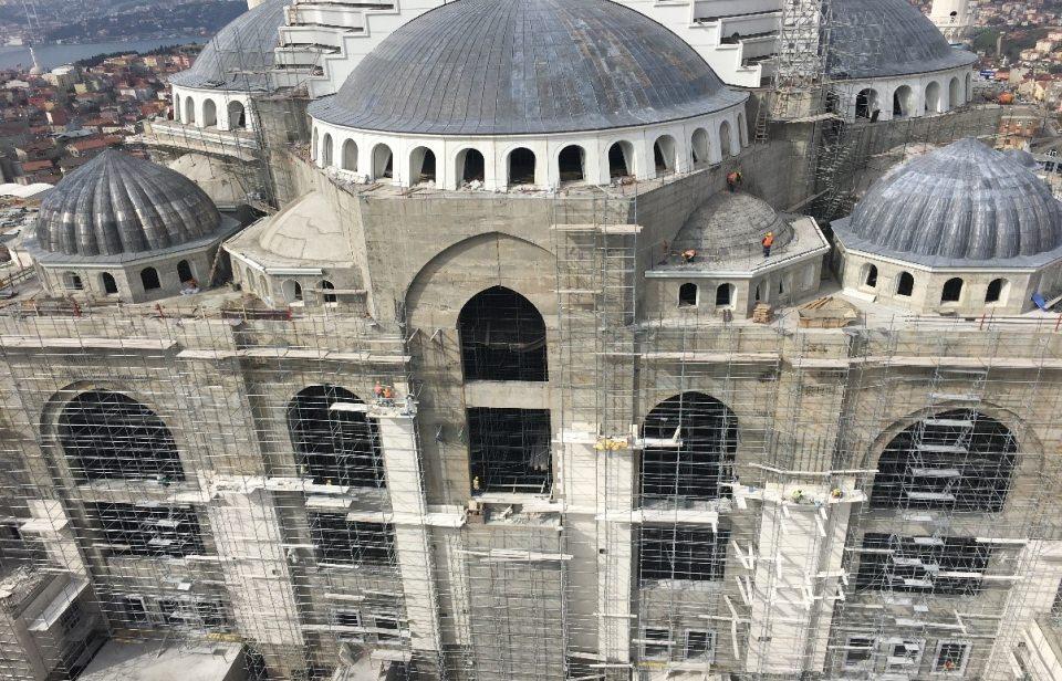 <p>Bugüne kadar cami kubbeleri süslemelerin hattat ve tezhip sanatçıları tarafından elle yapıldığını anlatan Ergin Külünk şu bilgileri verdi:</p>
<p> </p>