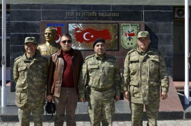 <p>Gürdal'ı birlik hakkında bilgilendiren, koridordaki fotoğrafları anlatan Yılmaz, ardından Gürdal'a bir plaket verdi. Öğle yemeği sonrası tümende bir gece misafir edilen Gürdal, 12 Mart sabahı karayoluyla Dağlıca Tabur Komutanlığı'na hareket etti.</p>