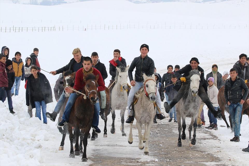 <p>Kar üstünde atını yarışmalara hazırlayan Kubayi Kışlakçı ise (18), 10 yaşından beri ata bindiğini aktararak, ilçede düzenlenen birçok yarışmada birincilik elde ettiğini söyledi. </p>