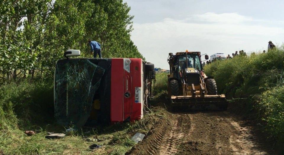 <p>Çanakkale Gelibolu İlçesi'nde, şehitlik ziyareti için gelenleri taşıyan tur otobüsünün devrildiği kazada 4 kişi öldü, 27 kişi yaralandı.</p>