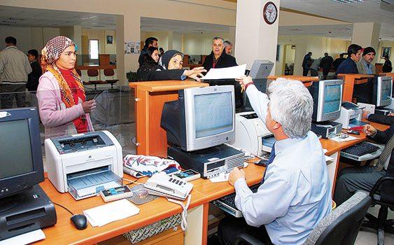 <p><strong>2- </strong>667 sayılı KHK'nin 4'üncü maddesine göre dört durumda, kamu personelinin görevine son verilecektir: FETÖ'ye veya başka bir terör örgütüne 1- Üyeliği, 2- Mensubiyeti, 3- İltisakı, 4- İrtibatı olduğunun değerlendirilmesidir. Bu kavramların son derece izafi olduğu düşünüldüğünde ispata yarayacak evrakı sabitelerin dikkate alınması gerekmektedir. Özellikle en azından şahit beyanlarının tutanak altına alınmasına dikkat edilmelidir. Değerlendirme ifadesinden sadece herhangi bir usulle isim tespiti anlaşılmamalıdır.</p>

<p> </p>
