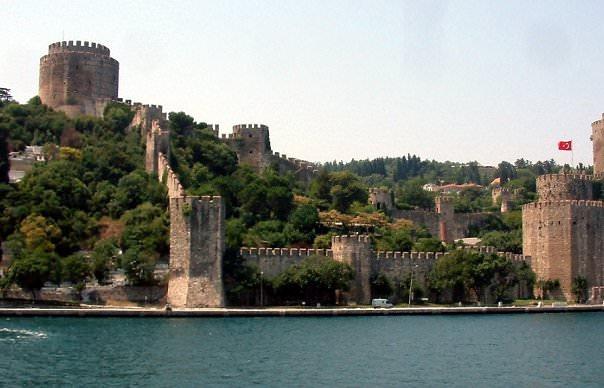 <p><strong>Tarihi Eserler</strong><br />
Bunca yüzyıllık serüvenin izlerine İstanbul'un her yerinde rastlayabilirsiniz. Surları, sarayları, kasrları, camileri, kiliseleri ve meydanları ile İstanbul'un her yanı tarih kokar. Dikilitaş, Galata Kulesi, Topkapı Sarayı, Dolmabahçe Sarayı, Beylerbeyi Sarayı, Anadolu ve Rumeli Hisarı, Süleymaniye Cami, Ayasofya Cami ilk akla gelenler olsa da daha niceleri İstanbul'un tarihine ettiği tanıklığı hala sürdürmektedir.</p>
<p> </p>