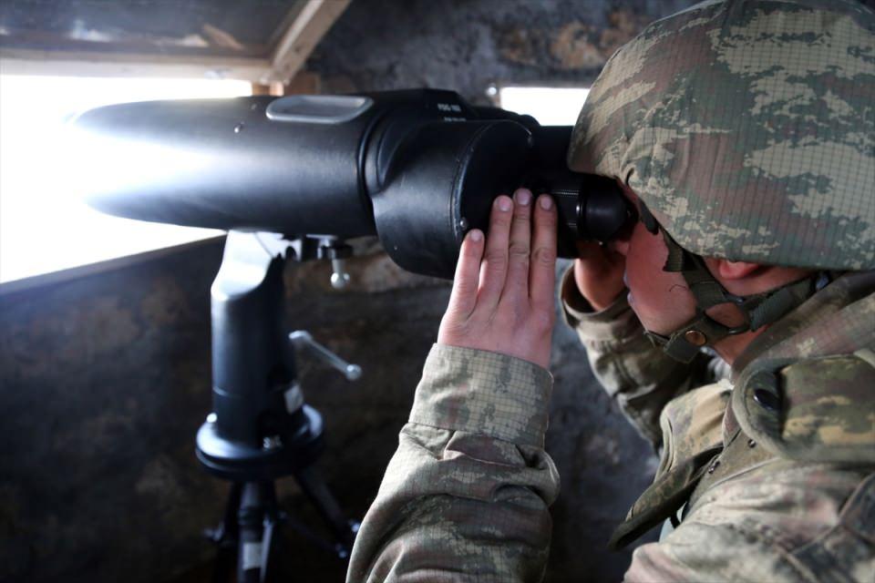 <p>Üs bölgesinin doğu ve güney istikamet tepe bloğunun Irak toprağı olduğuna dikkati çeken Eybek, karşıdaki tepe bloğunun da Irak toprakları içerisinde olduğunu aktardı.</p>
<p> </p>