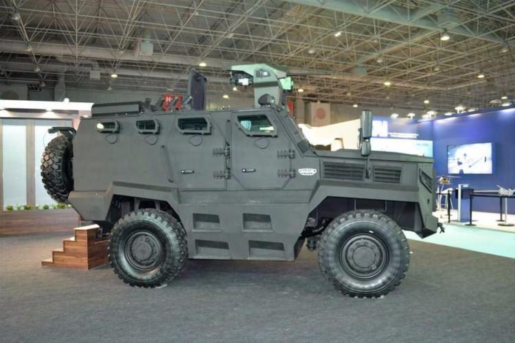 <p>HIZIR 4×4 konfigürasyonunda güvenlik güçlerinin operasyonel ihtiyaçlarına uygun olarak şirketin kendi Ar-Ge Merkezinde geliştirdiği, NATO standartlarında, dokuz personel kapasiteli, yüksek balistik, mayın ve el yapımı patlayıcılara karşı koruma seviyesine sahip zırhlı taktik tekerlekli bir araç.</p>

<p> </p>
