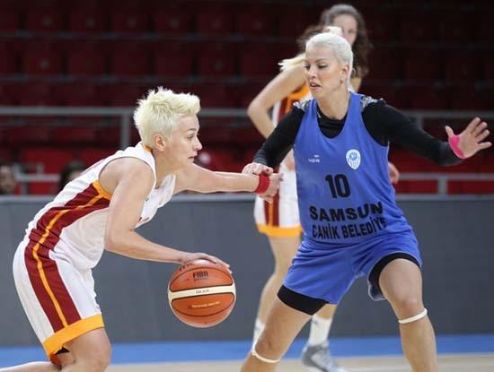 <p>Galatasaray ile Canik Belediyespor kadın basketbol takımları arasında yapılan hazırlık maçı da bu acı haber üzerine yarıda kaldı.</p>
