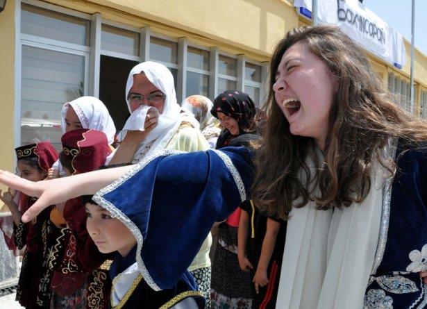 <p>Bu tren vagonlarının içinde insanlar, binlerce kilometreyi kapakları açılmadan gitti. Yolda çocuklarını, analarını, babalarını kaybettiler. Cesetlerle yolculuk etmek zorunda kaldılar. </p>