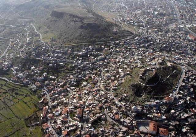 <p><strong>Nevşehir</strong></p>

<p>Kayıtlı Suriyeli: 6,524</p>

<p>Şehir Nüfusu: 290,895</p>

<p>İl nüfusu ile karşılaştırma yüzdesi: 2.24</p>
