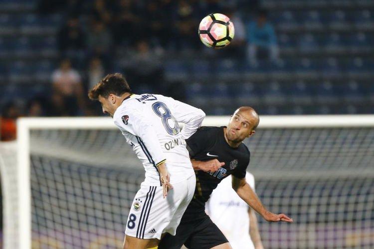 <p><strong>6 PUAN SORUN</strong></p>
<p>Osmanlıspor 5 namağlup takımdan biri. Çok özgüvenle oynuyorlar. Fenerbahçe'de yavaş yavaş bir düzelme var ama yetmez. İlk 6 haftada 6 puan geride olması sorun. Hem Galatasaray'ı hem Beşiktaş'ı evlerinde yenmeleri gerekir.</p>