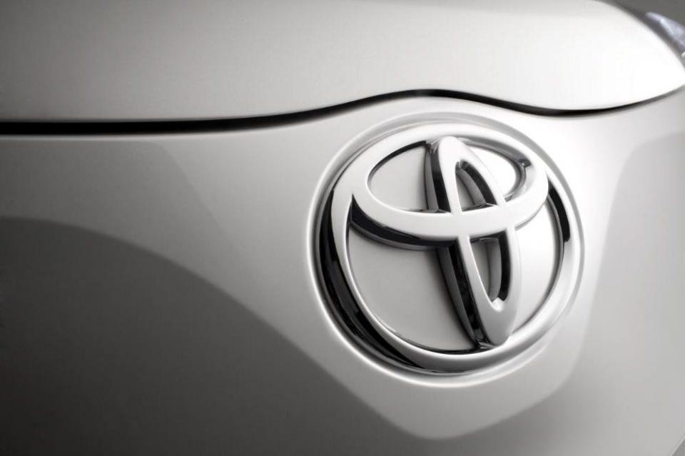 <p><strong>Toyota</strong></p>

<p>Japon firmanınn kurucusu Kirchiro Toyoda, 1937 yılında üçlü elips kombinasyonu ile güçlü markasının amblemini oluşturdu. Elipsler, araba ile müşteri rasındaki sıcaklığı, ekip ruhunu ve modernizasyonu temsil ediyor.</p>
