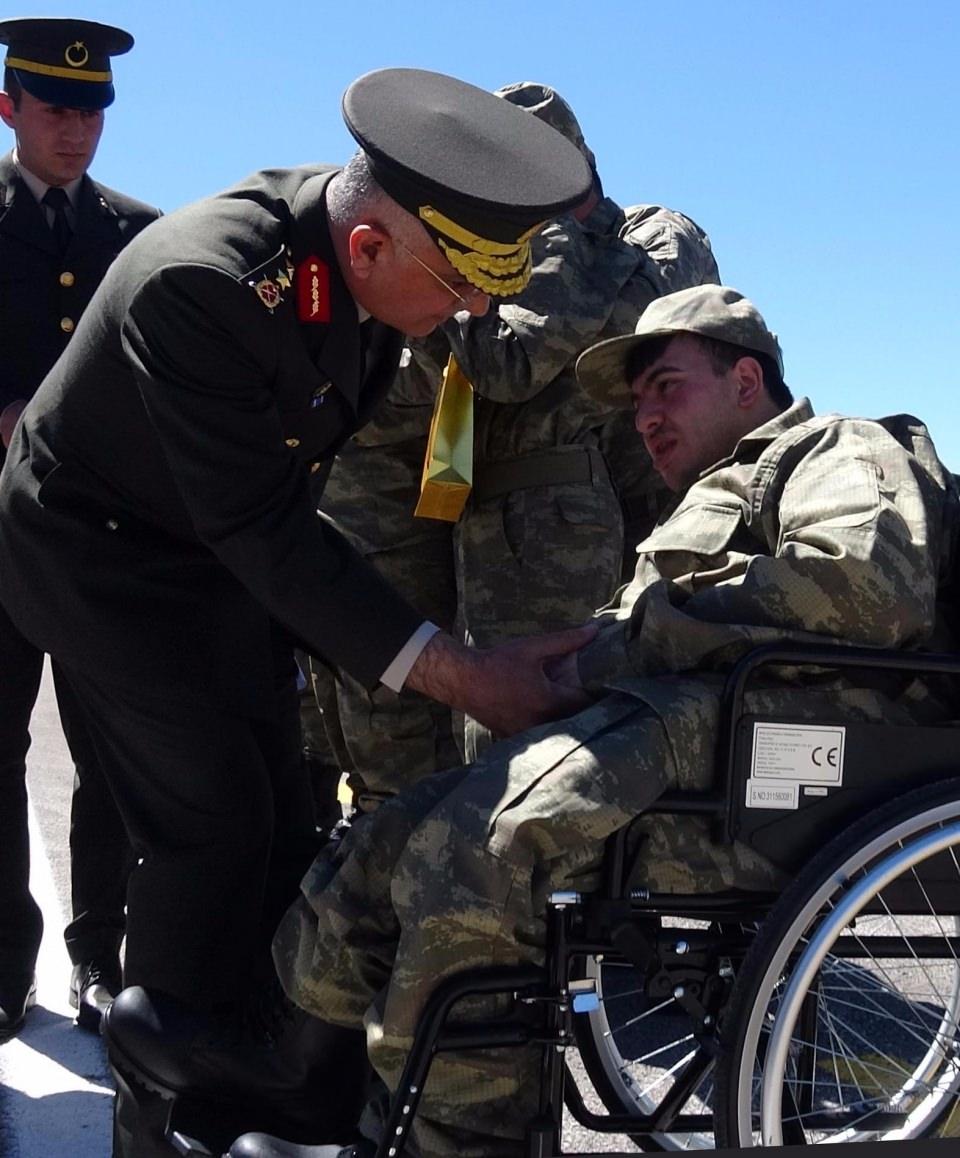 <p>Engelliler Haftası nedeniyle Erzurum'da gerçekleştirilen 'temsili askerlik' uygulaması kapsamında, 62 engelli gencin bir günlük askerlik heyecanı, gözleri yaşarttı.</p>
