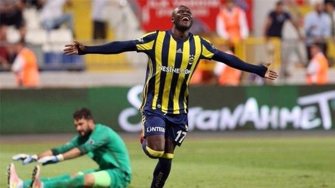 <p>Golcü konusunda birçok isimle temasa geçen ve şu an için önceliğini Lucas Perez ile Teodorczyk’e veren Fenerbahçe, elbette B planını da devreye sokmuş durumda. Eğer gündemdeki oyuncuların transferinden sonuç alınamazsa, zaten acil forvete ihtiyacı olan Kanarya, rotayı eski futbolcusu olan ve geçen sezon Al Ahli’den kiralık olarak forma giyen Moussa Sow’a çevirecek. Türkiye’de oynamak istediğini her fırsatta dile getiren Senegalli forvet için yine kiralama formülü devreye sokulacak. Kaynak: Fanatik</p>
