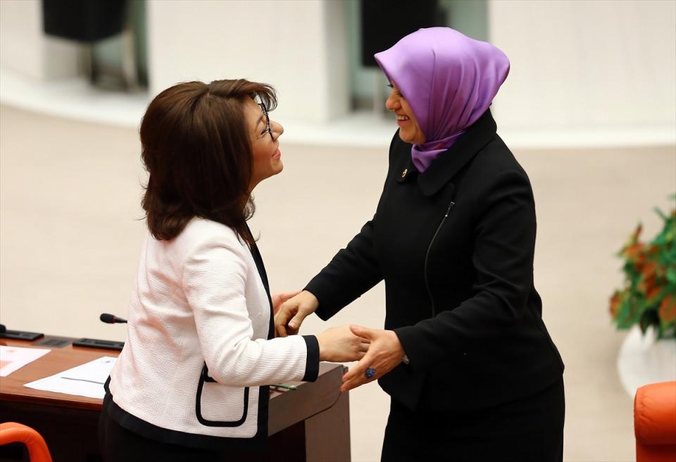 <p><em><strong>TBMM Genel Kurulu'nda kadın vekiller birbirlerinin 8 Mart Dünya Kadınlar Günü'nü kutladı. Kadın vekillerin bugün bir ayrı şık olması da dikkatlerden kaçmadı.</strong></em><br />
<br />
<br />
TBMM Genel Kurulu, Meclis Başkanvekili Akif Hamzaçebi başkanlığında toplandı. 2016 Yılı Merkezi Yönetim Bütçe Kanunu Tasarısı'nın görüşmelerine başlandı.</p>
