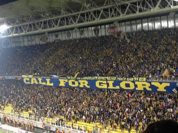 <p>Kartonların ardından tribünde "CALL FOR GLORY" pankartı açıldı (Zafer Çağrısı)</p>