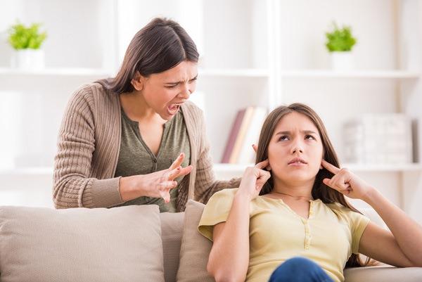 <p>Eğer çocuktaki değişimleri aileden önce okul yönetimi fark ediyorsa, bireyi ilk olarak rehberlik merkezlerine yönlendirerek aile haber vermelidir.</p>