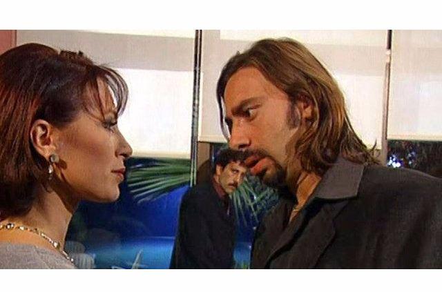 <p>1999 yılında çevrilen Yılan Hikayesi adlı diziyle çıkış yapan ve tanınan sanatçı, bir süre TRT ve özel tv kanallarında sunuculuk yaptı.</p>

<p> </p>
