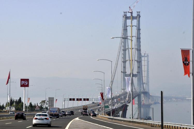 <p><strong>ESKİHİSAR BOŞALDI</strong></p>
<p>Eskihisar'da ise Osmangazi Köprüsü'nün açılması ve geçilerin ücretsiz olmasıyla birlikte feribotlara ilgi azaldı. Köprüden bayram tatili boyunca geçişlerin bedava olması nedeniyle sürücüler Eskihisar yerine Osmangazi Köprüsü'nü tercih etti. Köprüden geçişin bedava olduğunu bilmeyenler ise feribotları kullandı. Bazı sürücüler, gazetecilerin köprünün bedava olduğunu söylemesi üzerine Osmangazi Köprüsü'nü kullanmak üzere geri döndü. Eskihisar ile Topçular arasında 18 feribot karşılıklı olarak çalışmaya devam ediyor.</p>